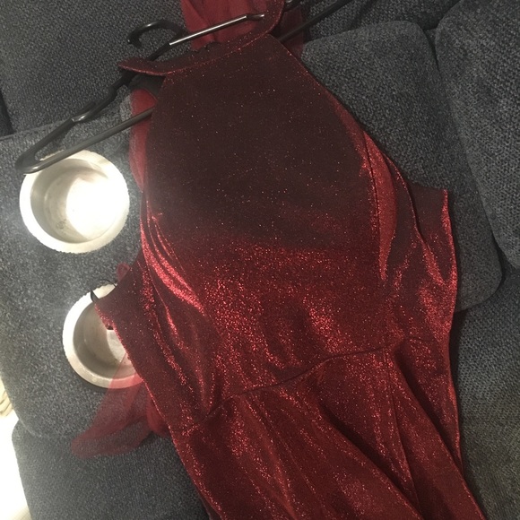 Gorgeous long Open back red dress with a train - Picture 3 of 3